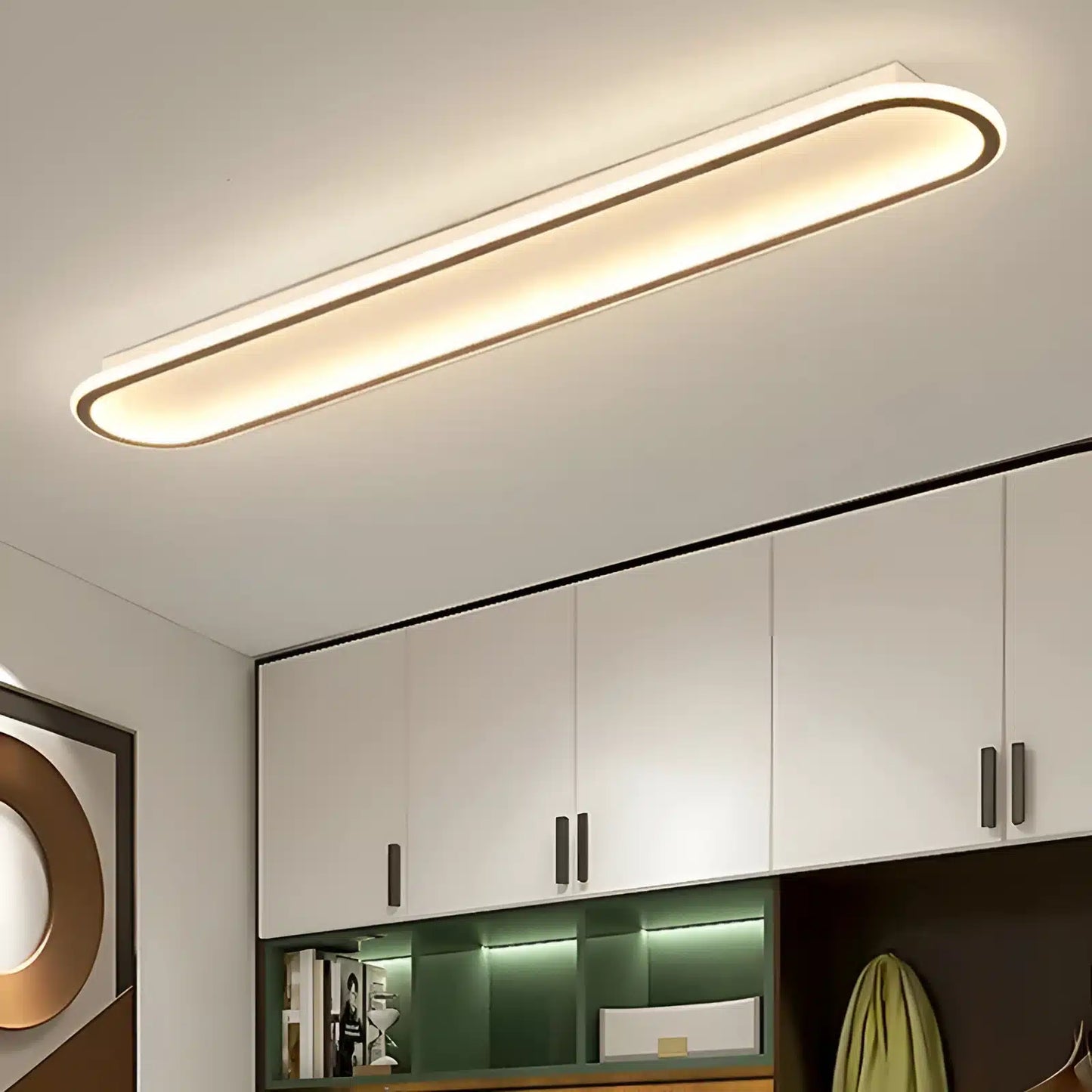 Plafonnier LED au design moderne doré et noir avec des lumières variables